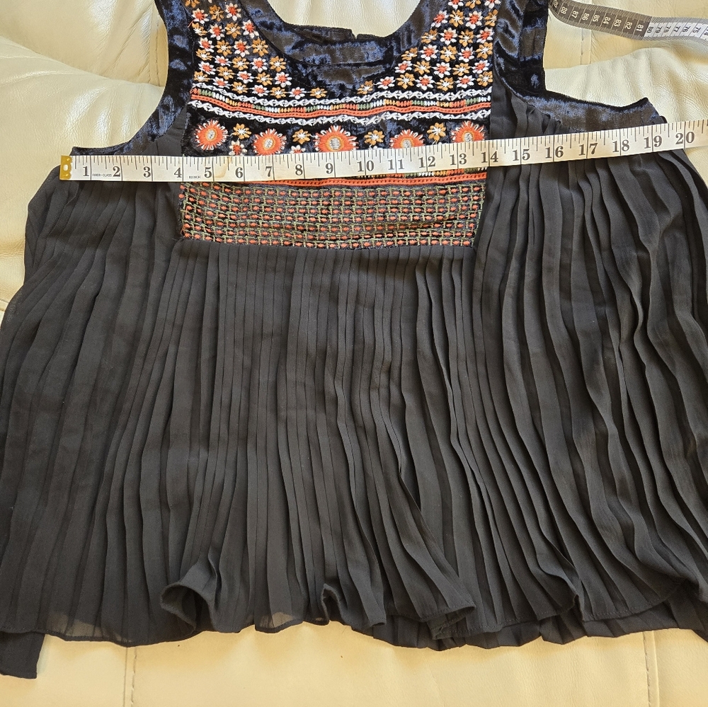 THML black embroidered floral velvet top - Picture 6 of 8